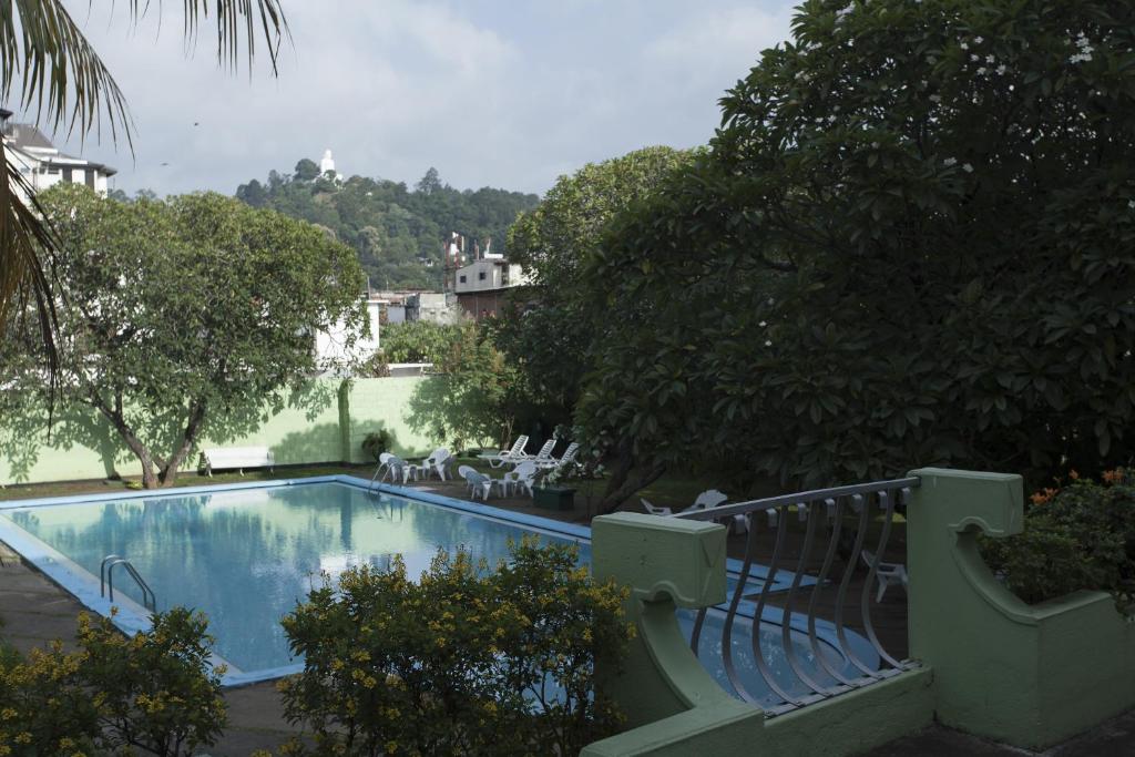 Queen's Hotel Kandy Pool